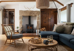 Spacious & cosy cottage, walk to Porthcurno beach, Pedn Vouder, Minack & PK Museum